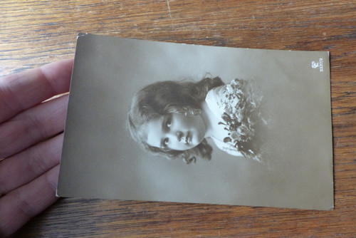 Dívka ...stará pohlednice — foto 3