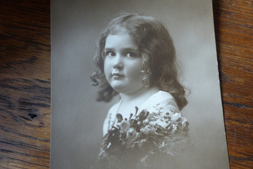 Dívka ...stará pohlednice — foto 4