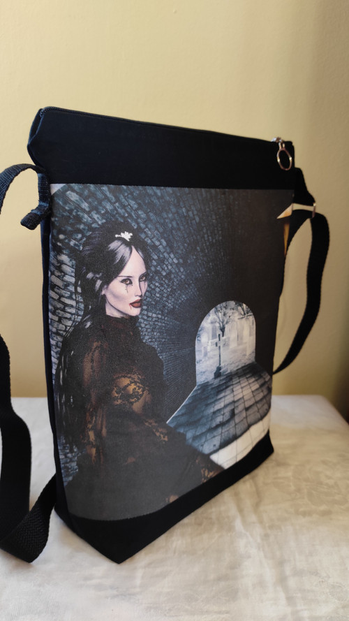 Crossbody Upírka — foto 2