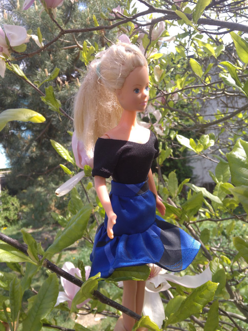 Pro Barbii taftová sukně a tričko — foto 3