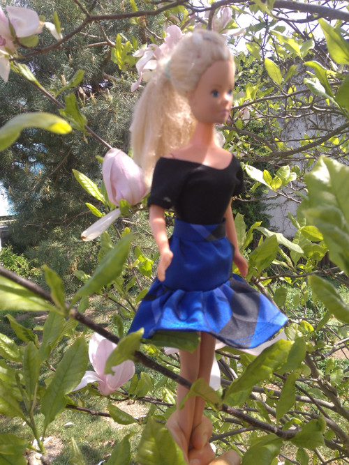 Pro Barbii taftová sukně a tričko — foto 2