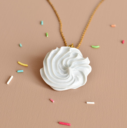 Šlehačka - porcelánový přívěsek, náhrdelník — foto 4