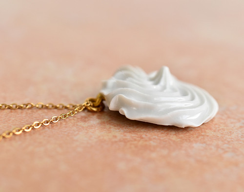 Šlehačka - porcelánový přívěsek, náhrdelník — foto 5