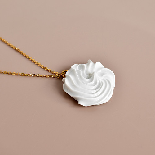 Šlehačka - porcelánový přívěsek, náhrdelník — foto 3