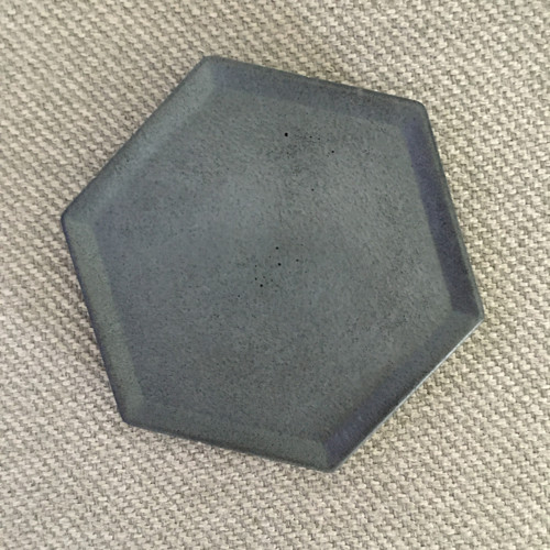 Betonový tácek hexagon tmavý — foto 4