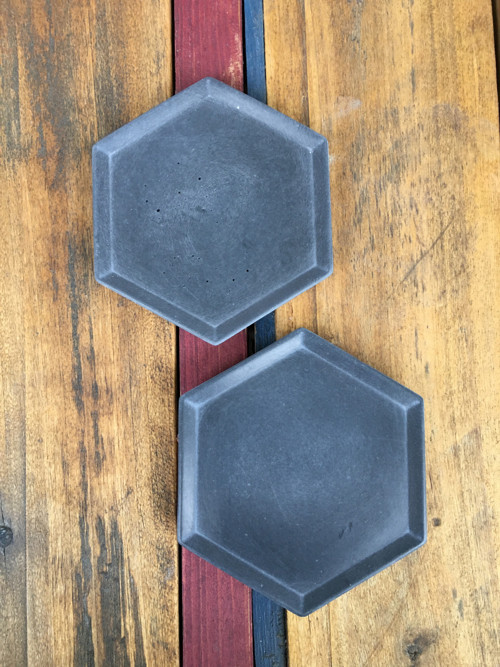 Betonový tácek hexagon tmavý — foto 3