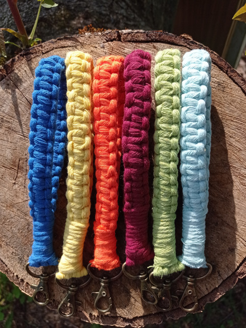 Macramé klíčenka na ruku - tmavě modrá — foto 2
