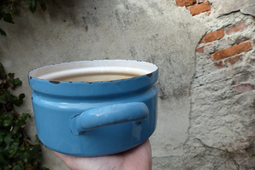 Modrý smaltovaný kastrůlek — foto 2