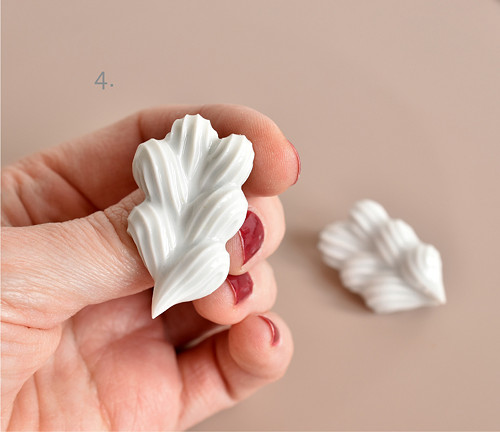 Porcelánová brož - Šlehačka — foto 6