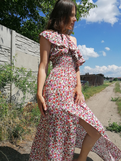 Asymetrické sexy šaty — foto 3
