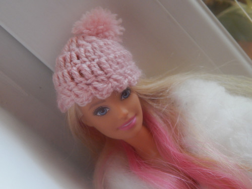 Barbie - čepice s bambulí — foto 3