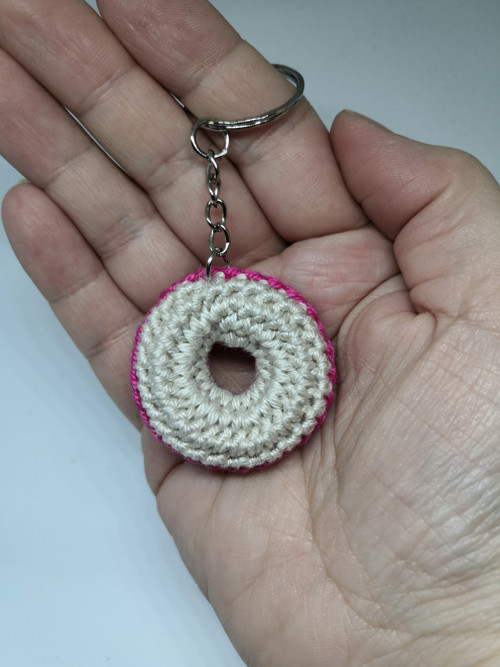 Háčkovaná klíčenka - růžový donutek — foto 2
