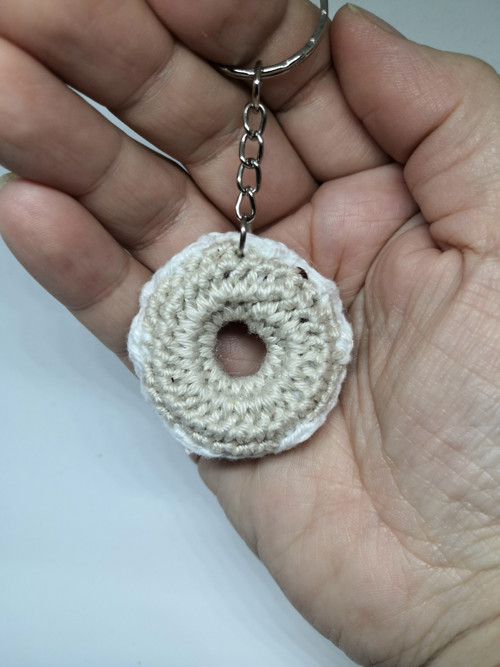 Háčkovaná klíčenka - bílý donutek — foto 2
