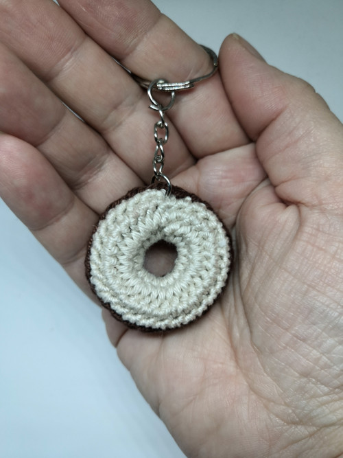Háčkovaná klíčenka - hnědý donutek — foto 2