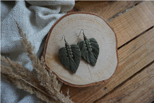 Macramé náušnice Pírko khaki — foto 2