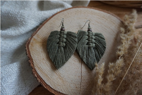 Macramé náušnice Pírko khaki — foto 3