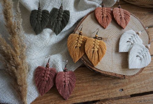 Macramé náušnice Pírko khaki — foto 4
