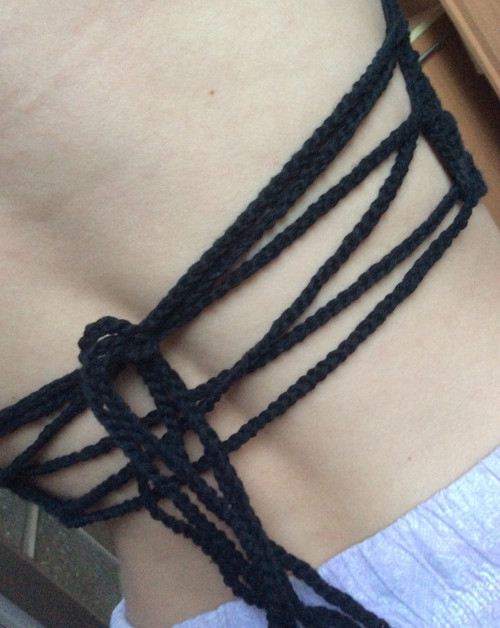 Háčkovaný crop top /podprsenka vázačka Černá — foto 3