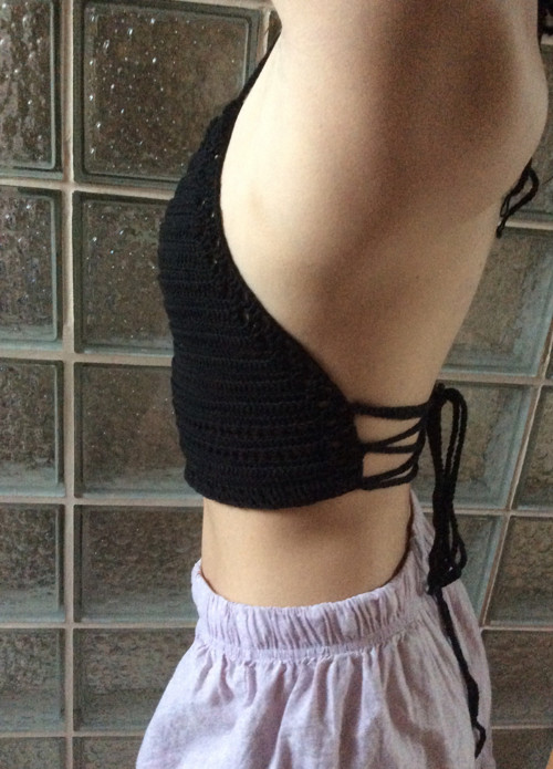 Háčkovaný crop top /podprsenka vázačka Černá — foto 4