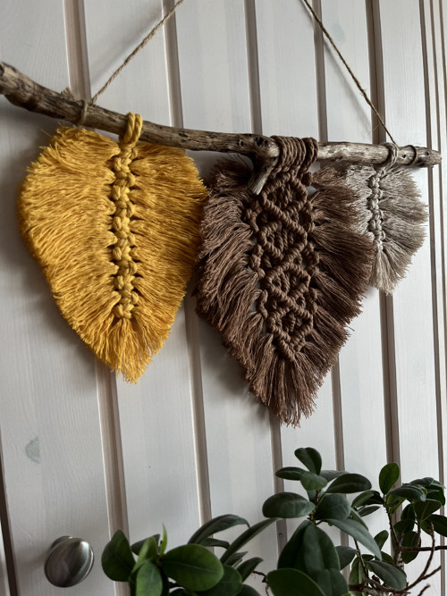 Macramé peříčkový závěs — foto 3