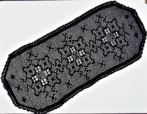 Ručně háčkovaný černý ovál 80 x 35 cm — foto 3