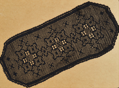 Ručně háčkovaný černý ovál 80 x 35 cm — foto 4
