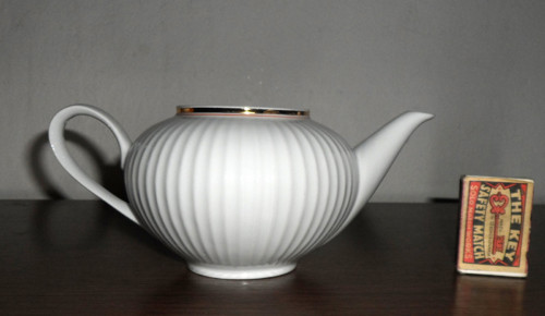 Porcelánová KONVIČKA ozdobně vroubkovaná — foto 2