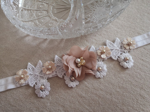 Ohleduplná béžová — foto 3