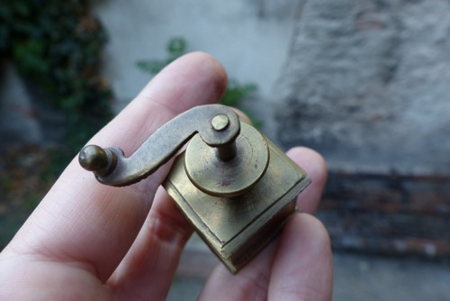 Kafemlýnek...mosazná miniatura — foto 2