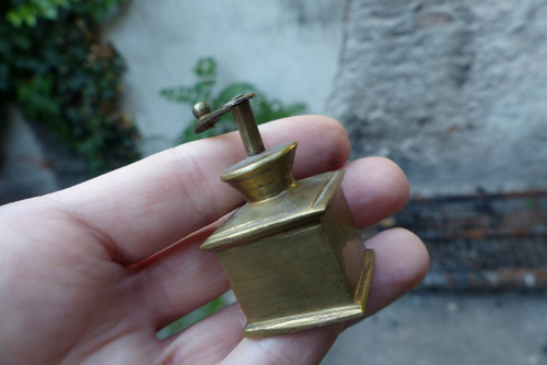 Kafemlýnek...mosazná miniatura — foto 3