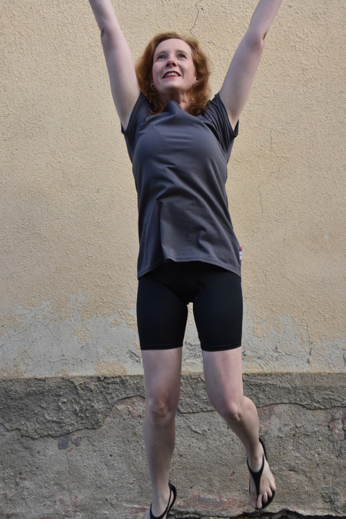Šedé triko mírně rozšířené L — foto 3