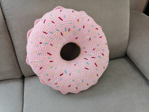 Háčkovaný donut - polštář, podsedák — foto 3