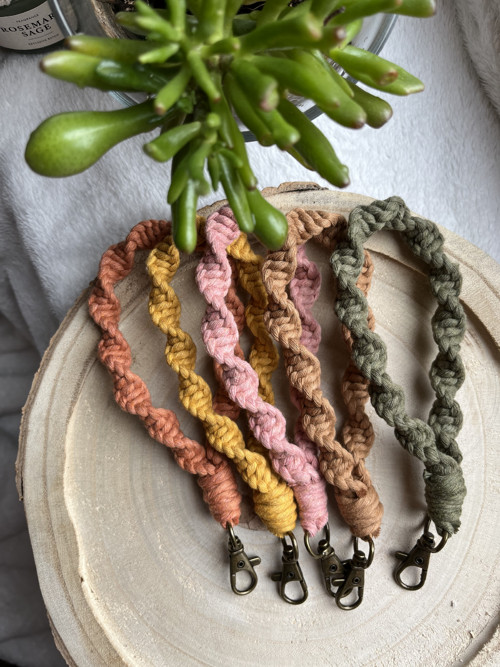 Macramé klíčenka na zápěstí — foto 2