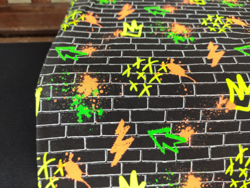 Úplet, neon graffiti na černé — foto 3