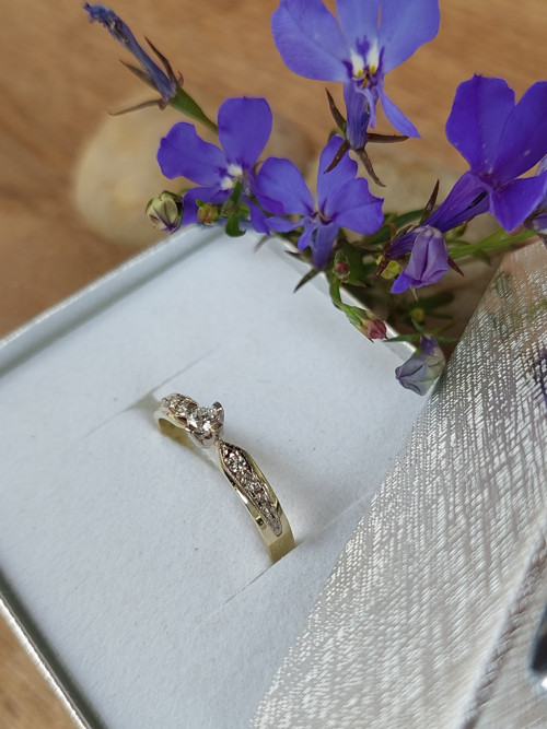 Zlatý prsten s diamanty — foto 3