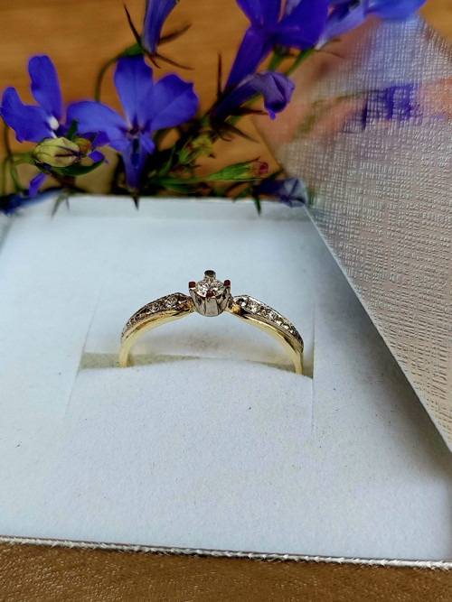 Zlatý prsten s diamanty — foto 2