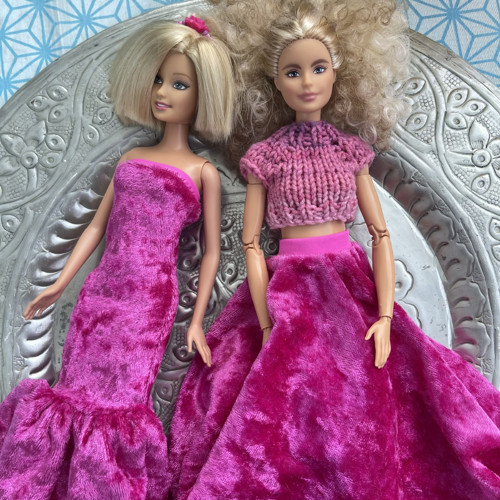 Šaty pro Barbie samet s volánem — foto 5