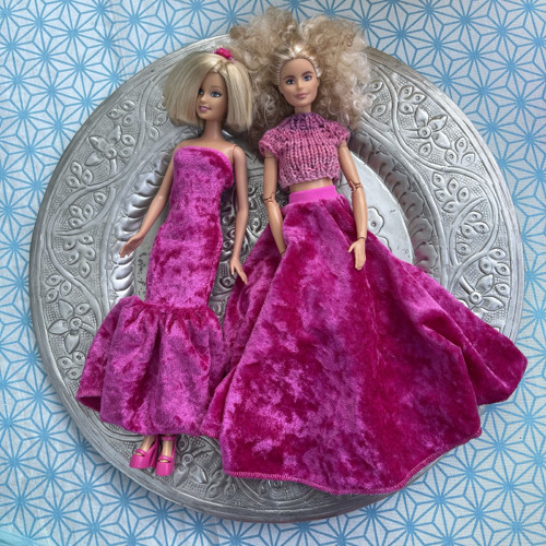 Šaty pro Barbie samet s volánem — foto 3