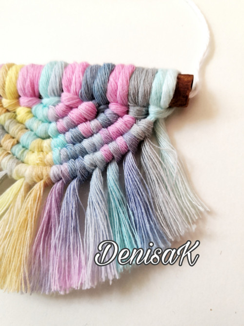 Macrame závěs duhový na skořici — foto 3