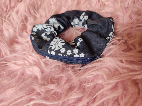 Scrunchie zipper džínová gumička s kapsičkou — foto 2