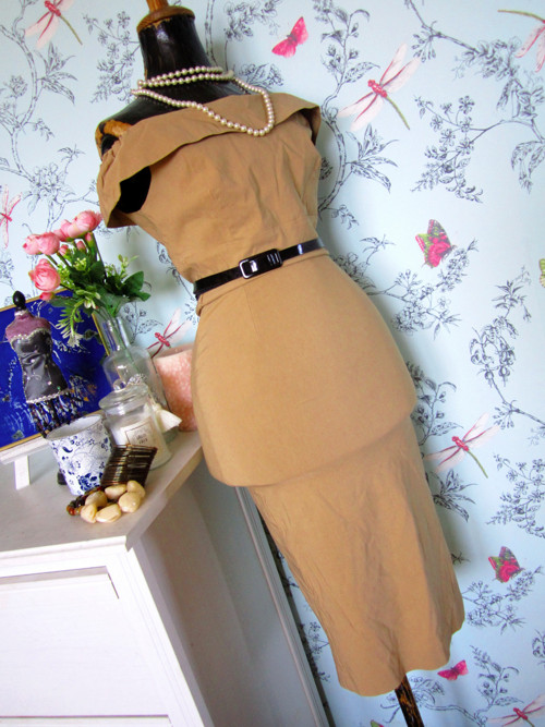 Šaty pencil retro pin-up camel — foto 3