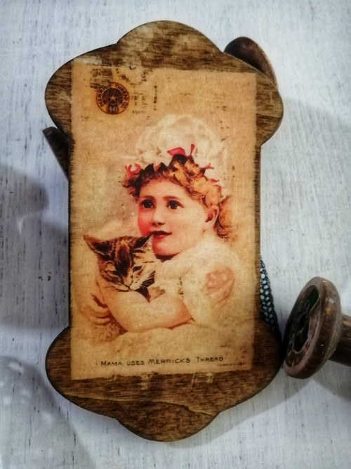Špulky - vintage špulka plochá "Děvčátko s kočkou" — foto 3