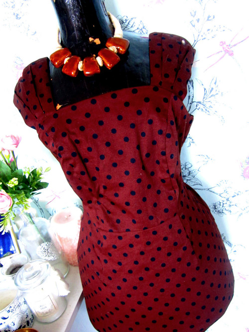 Šaty pin-up dots v čokoládě — foto 2