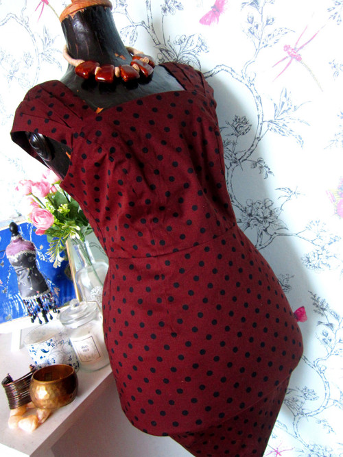 Šaty pin-up dots v čokoládě — foto 3