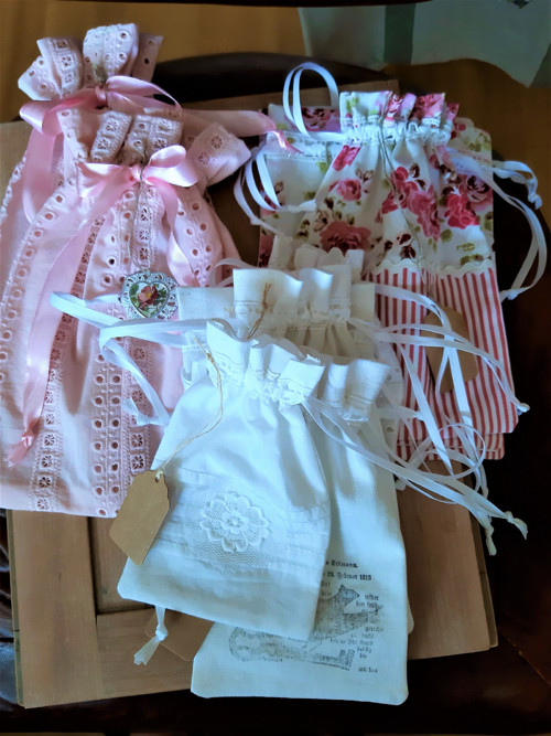Pytlíček bílý s krajkou-kytičkou — foto 2