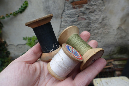 Staré nitě, dřevěné špulky — foto 2