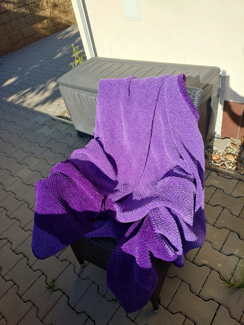 Vínová/fialová háčkovaná deka — foto 3