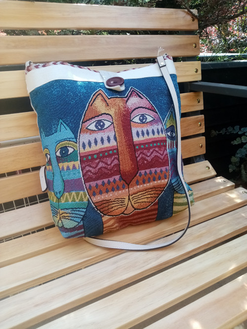 Kočka na lavičce - crossbody — foto 2