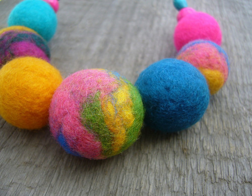 Plstěné crazy korále / melírky, náhrdelník — foto 3