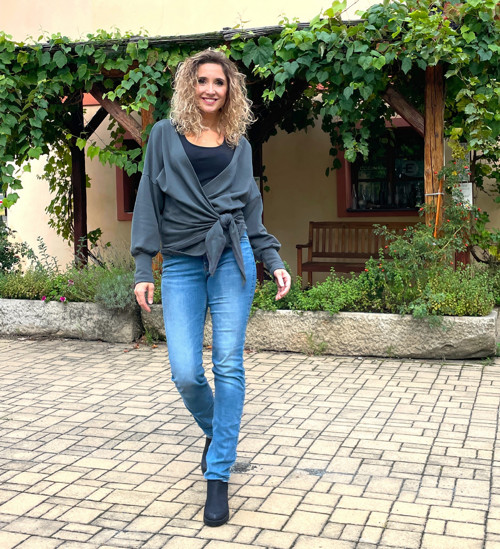 Šedá mikina s vázáním — foto 4